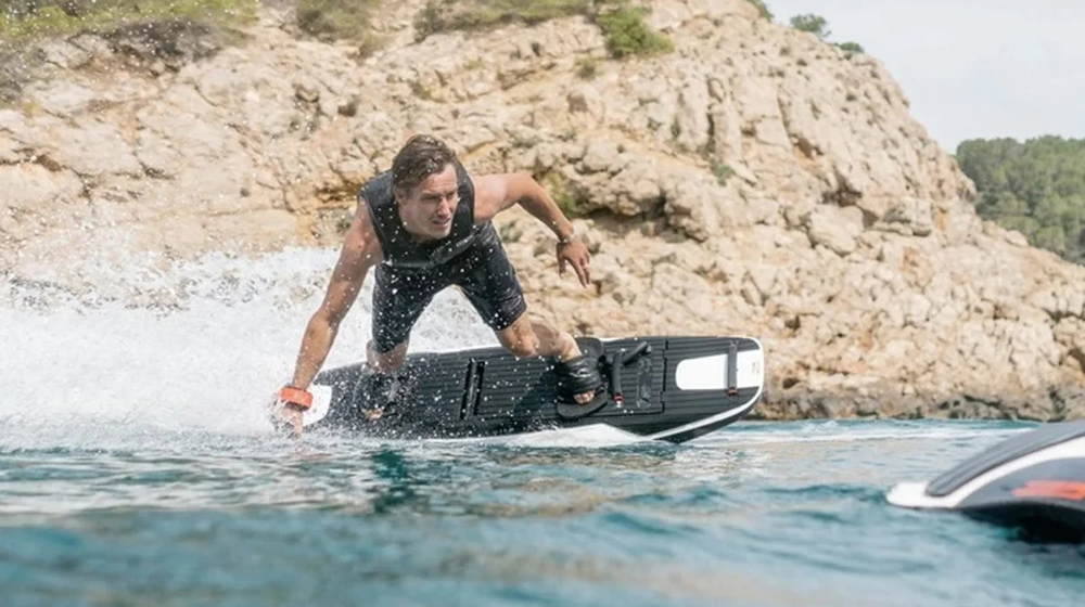This extreme electric surfboard surpasses 50 km/h