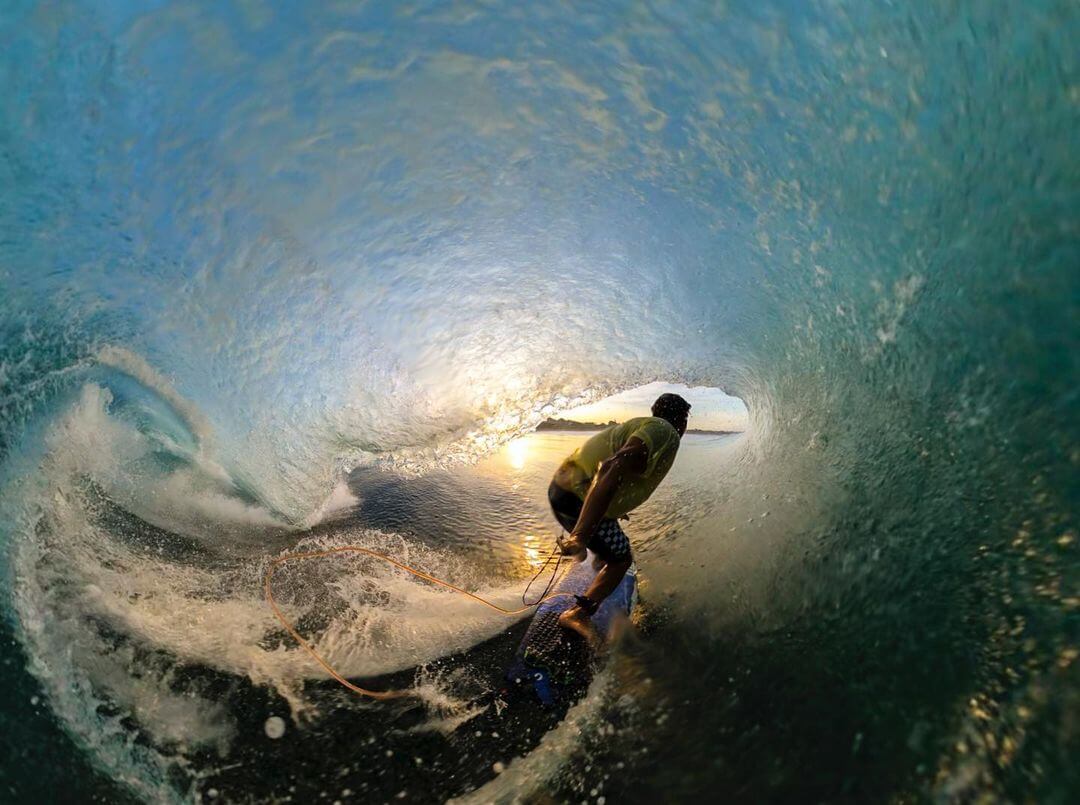 Fallece el surfista Mikala Jones en trágico accidente