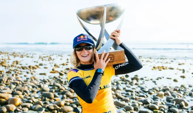 Caitlin Simmers, la campeona mundial más joven de surf