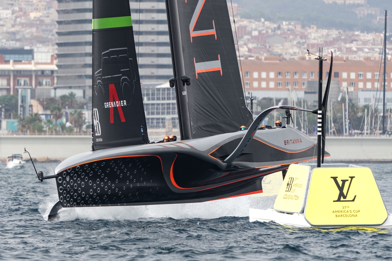 Emirates Team New Zealand lidera tras una intensa regata