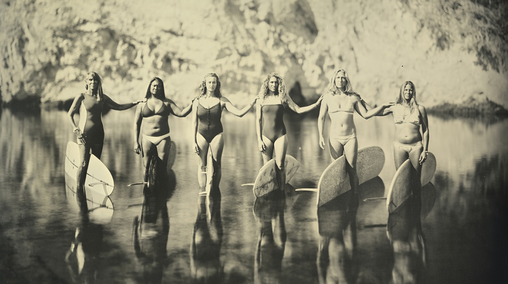 Mujeres surcando las olas